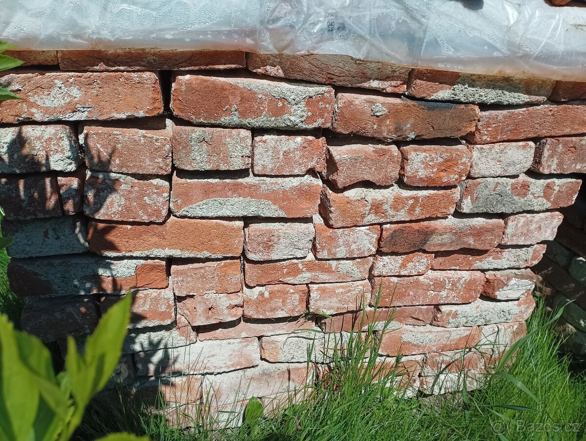 Zvonivky staré 2x pálené ruční cihly a k tomu šamotové cihly