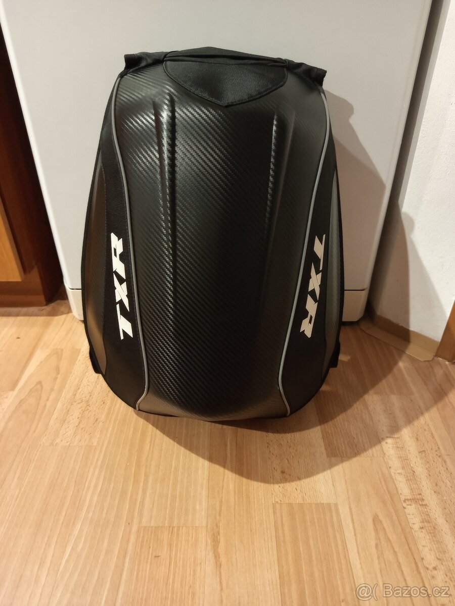 Skořepinový batoh na motorku