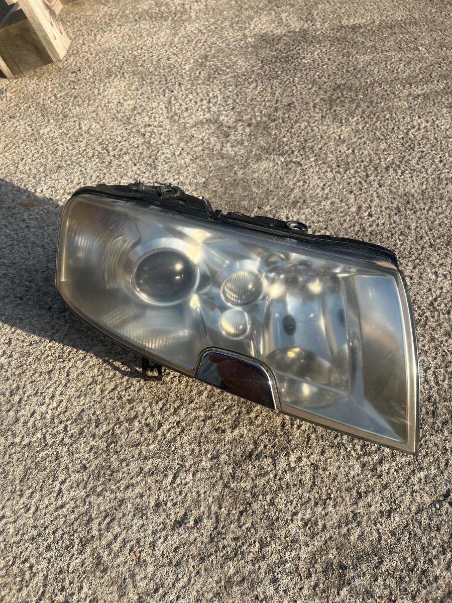 Přední pravé světlo Škoda Superb 1