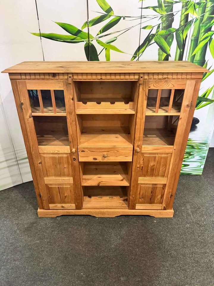 Krásná vysoká Komoda - Příborník masiv