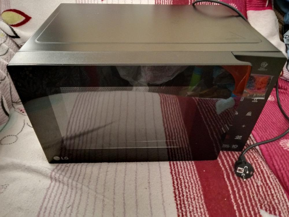 NOVÁ mikrovlnná trouba LG, černá, 23 l