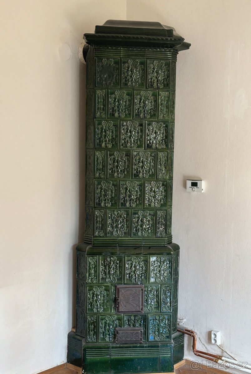 Rohová kachlová kamna z Letné