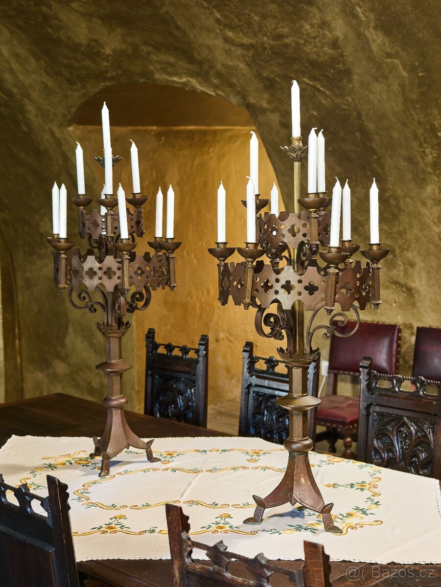 Monumentální párové neogotické bronzové svícny – výška 100 c