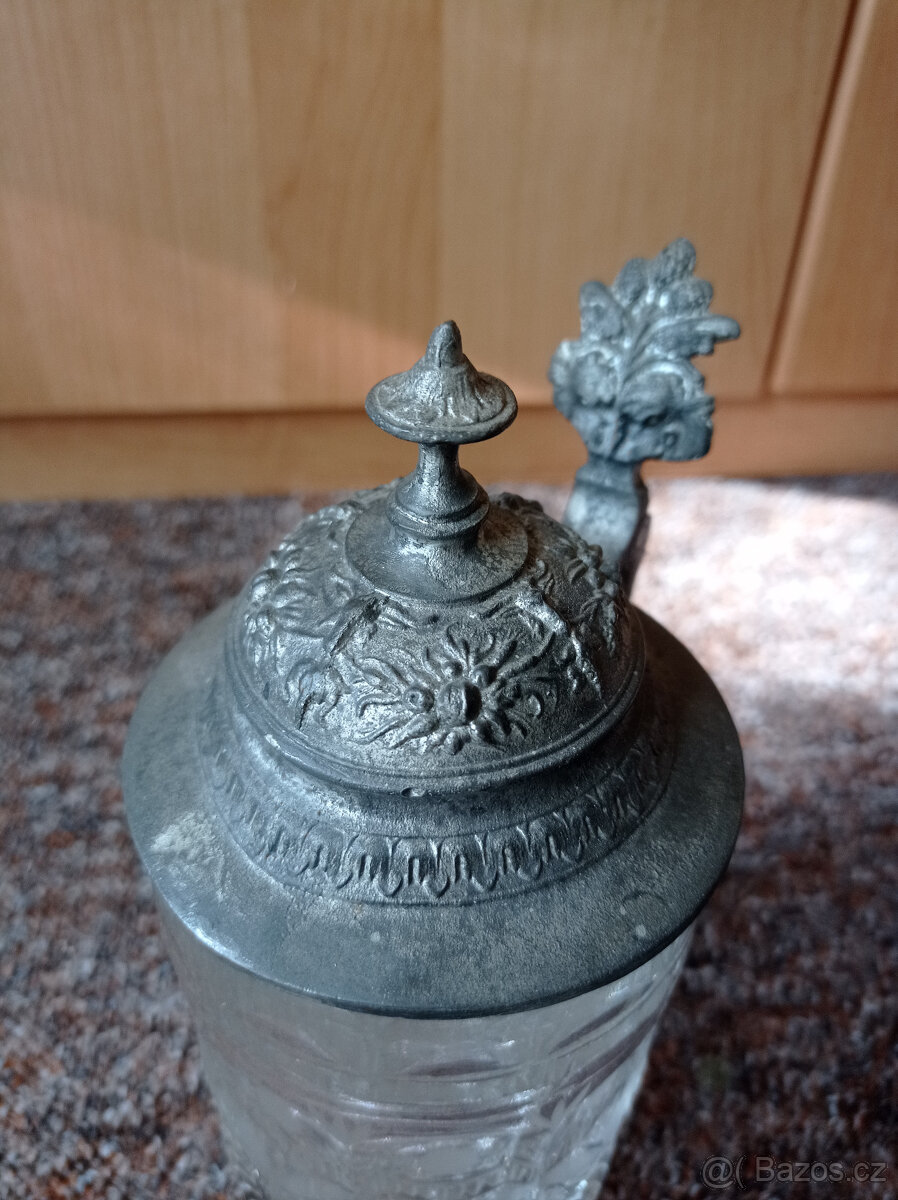 Broušený korbel s cínovým poklopem