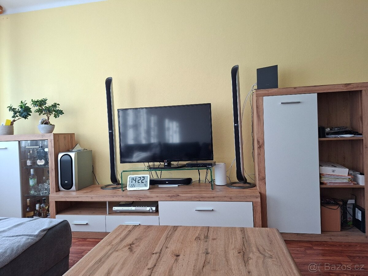 Téměř nová obývací stěna