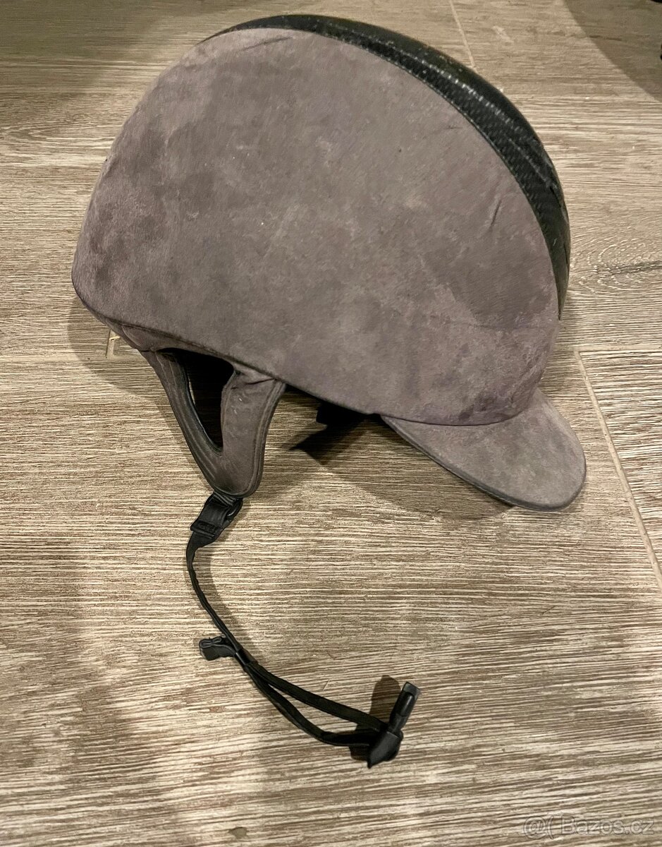 Jezdecká helma
