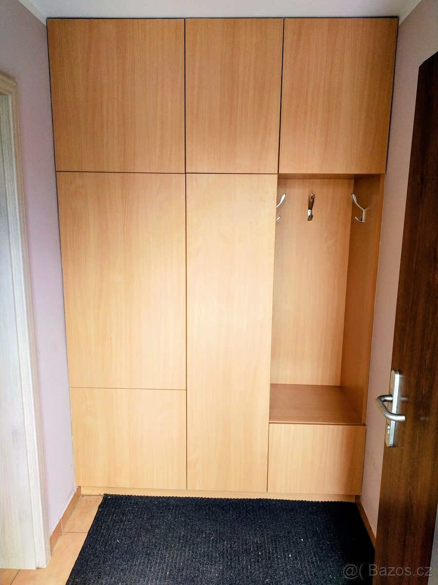Vestavná šatní skříň