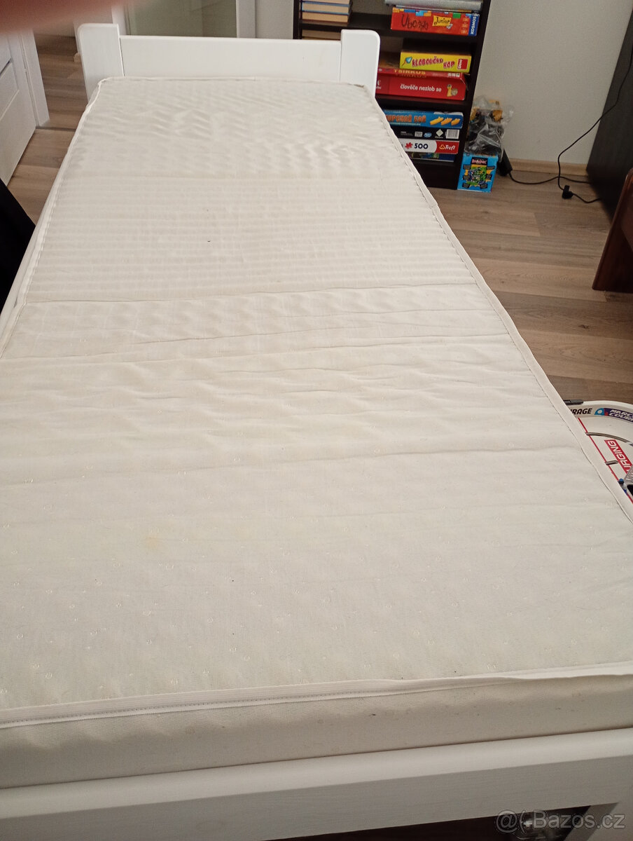 dětská postel s matrací a roštem