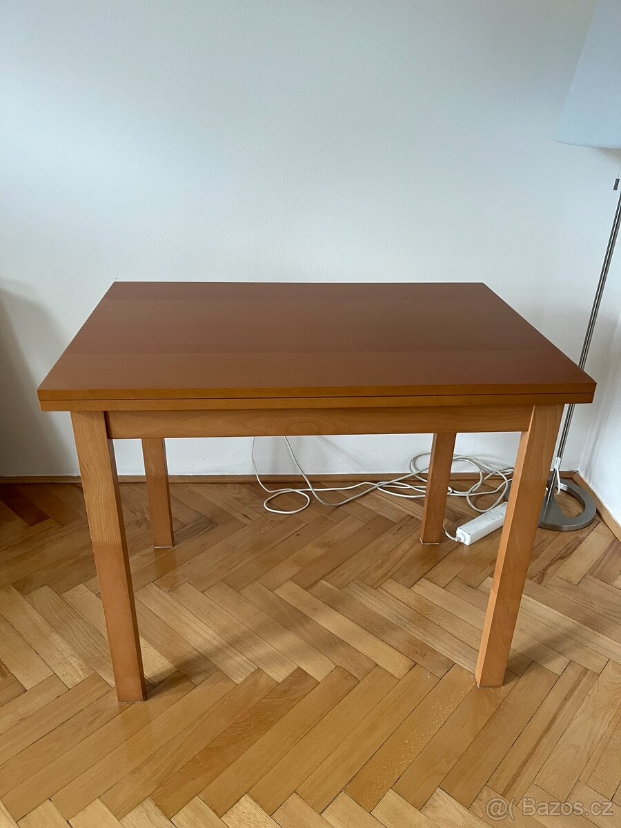 Rozkládací jídelní stůl + dvě židle