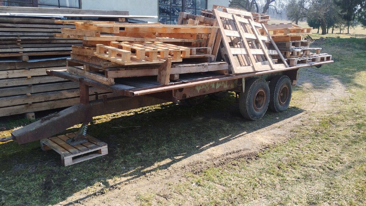 Podval na kulaté baliky
