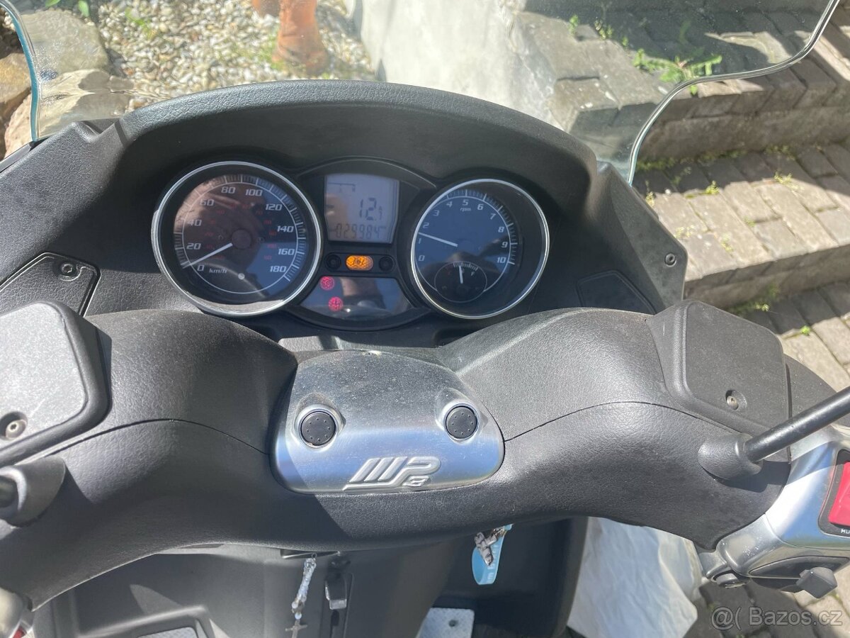 Piaggio 400