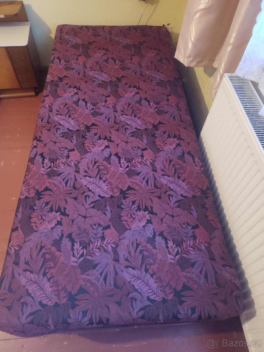 Postel/ válenda s úložným prostorem
