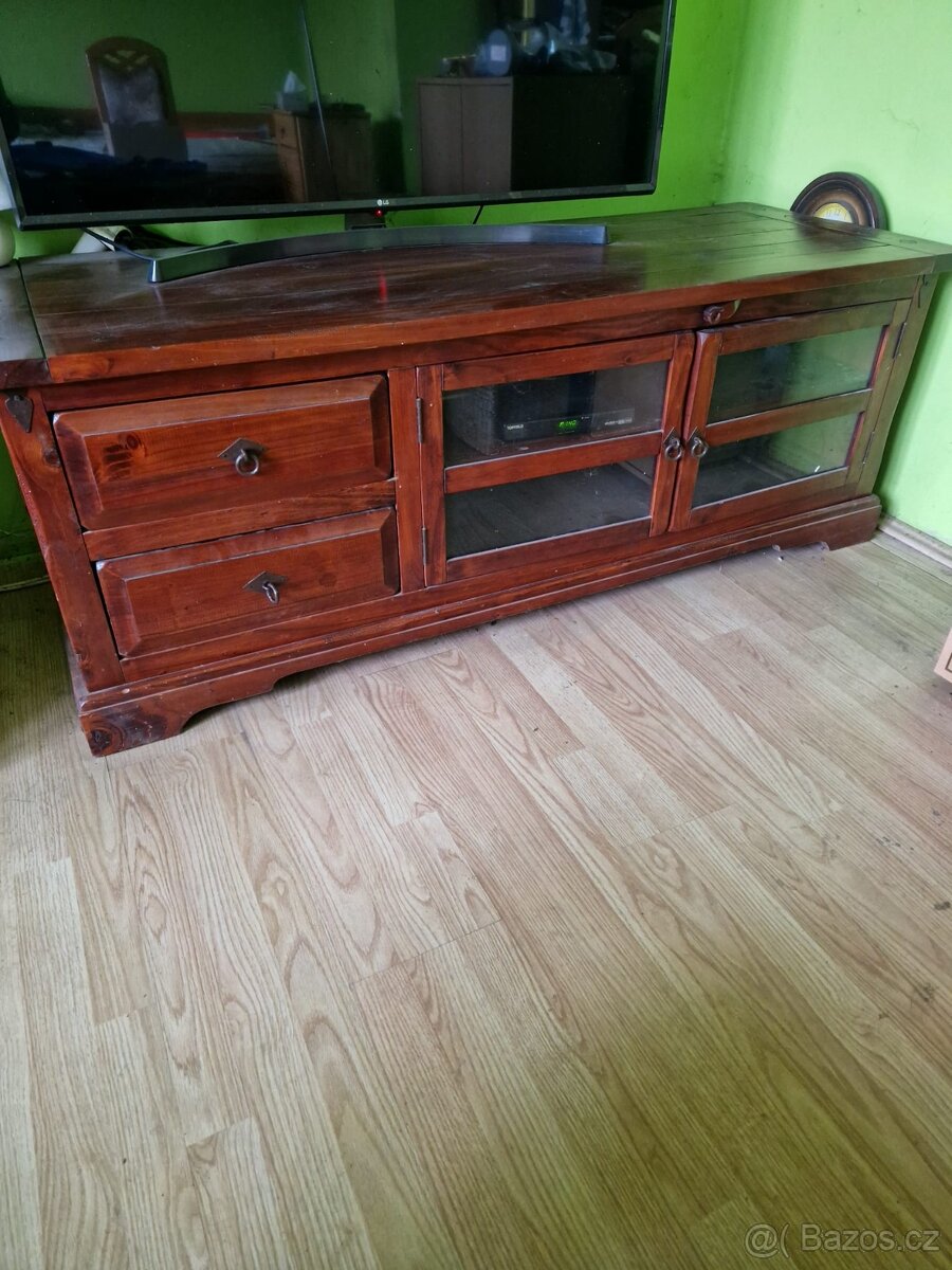 stůl pod TV z masivu