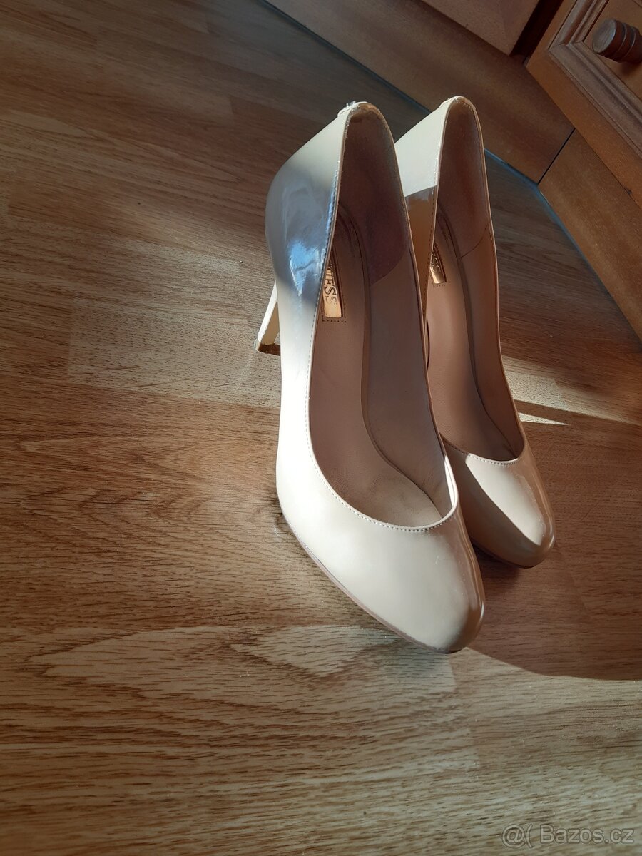 Béžové lakové lodičky Guess 38