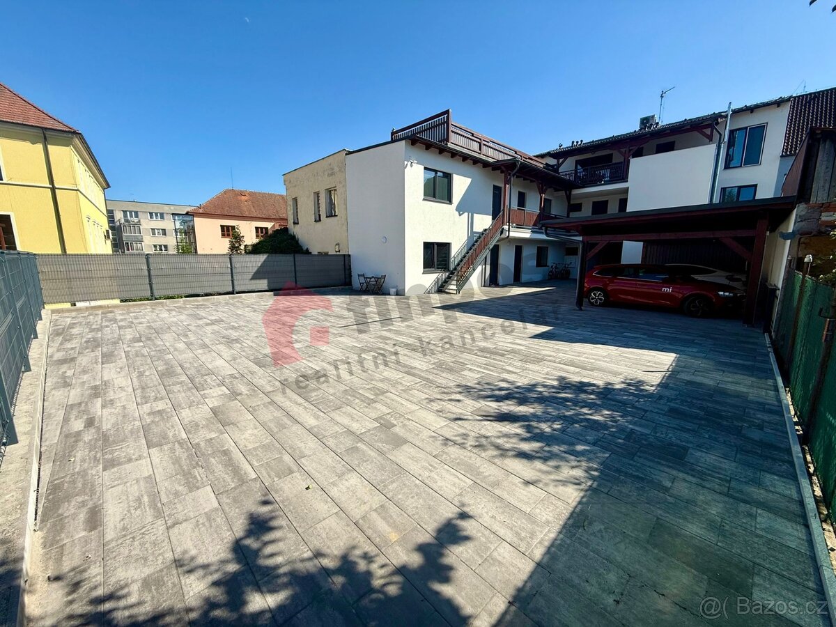 Dlouhodobý pronájem parkovacího místa v centru Přeštic, ul.
