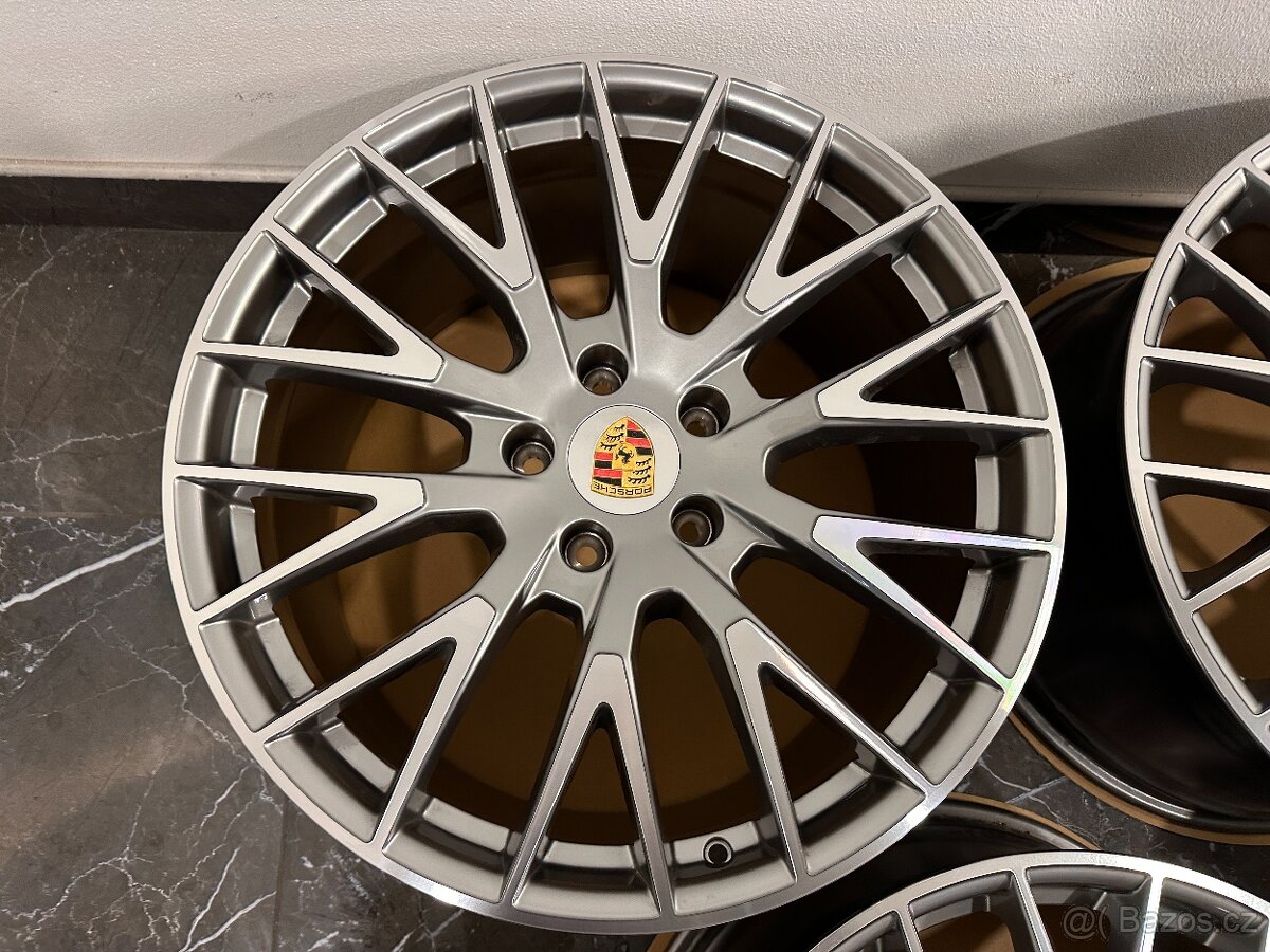 976044660N original porsche Panamera 976 r21
