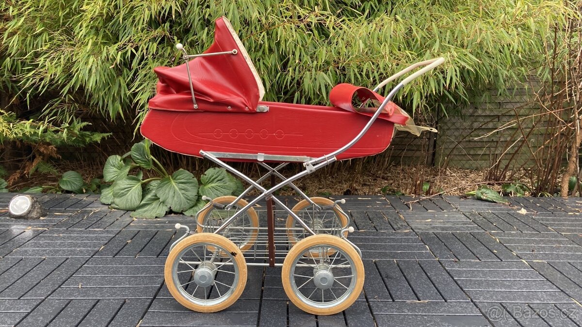 Retro kočárek pro panenky - TDV Duchcov