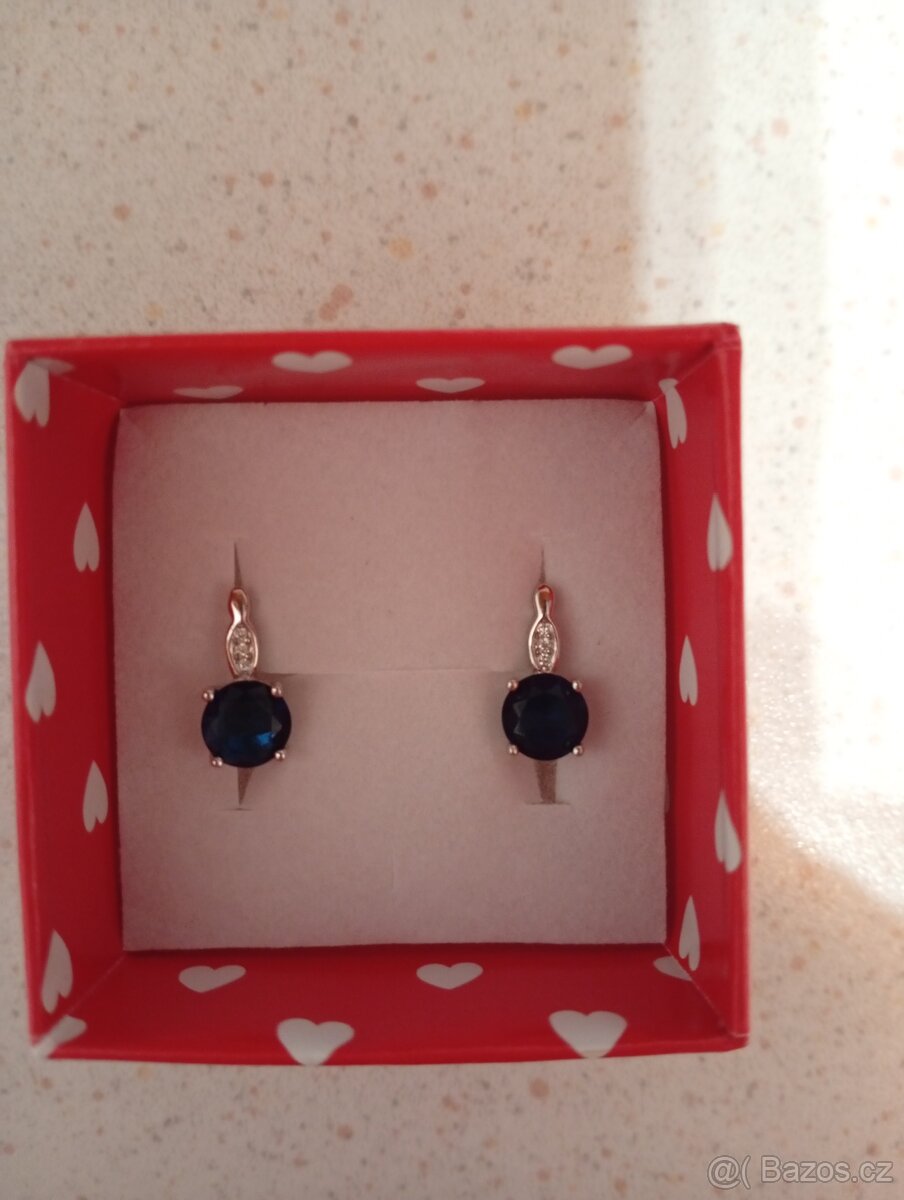 Luxusní stříbrné naušnice s tmavě modrými zirkony