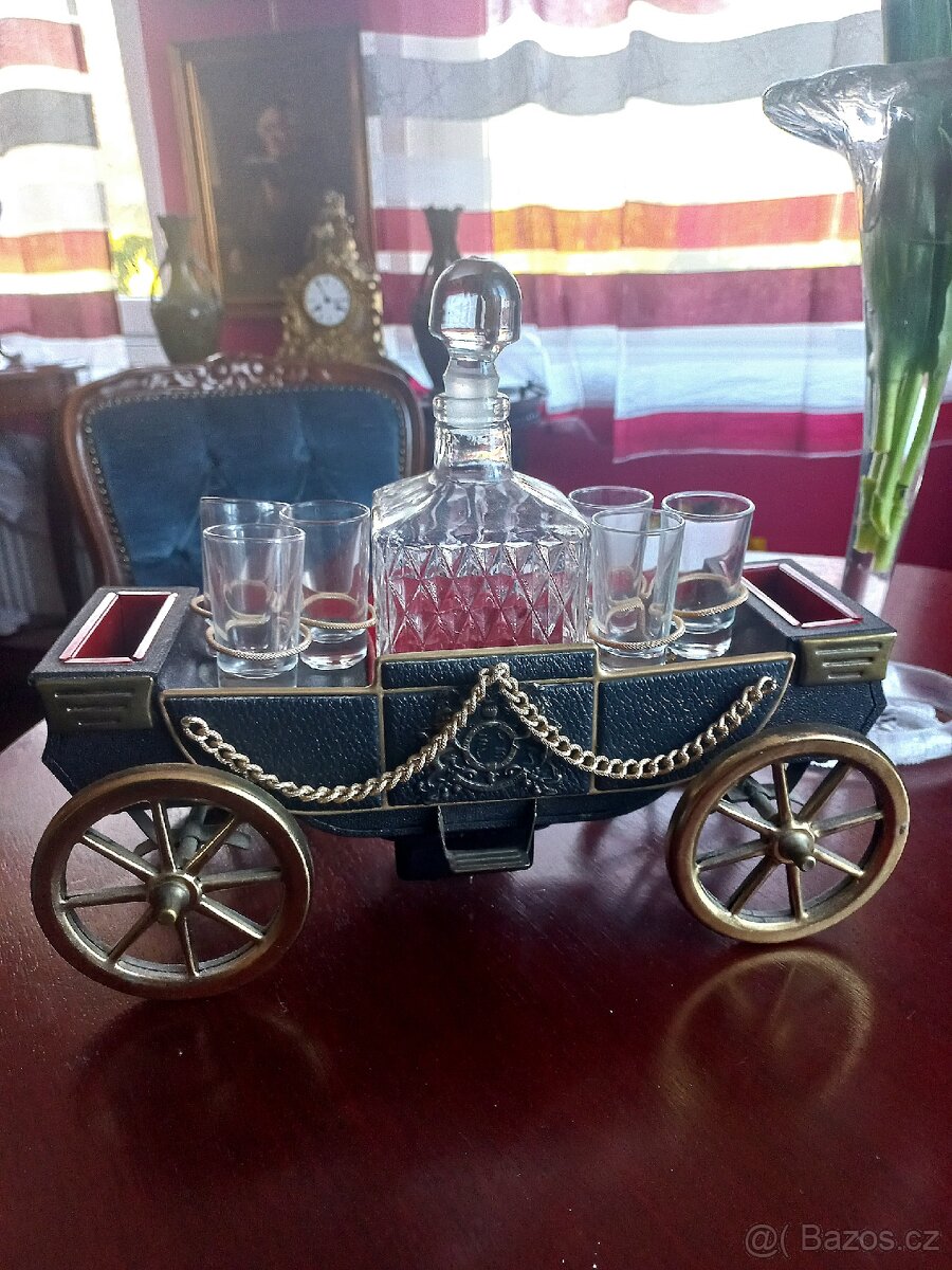 Hudební stojan na láhev a sklenice