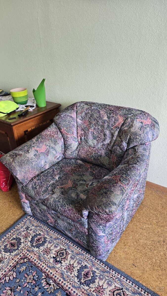 Pohodlné křeslo - ušák, v dobrém stavu.