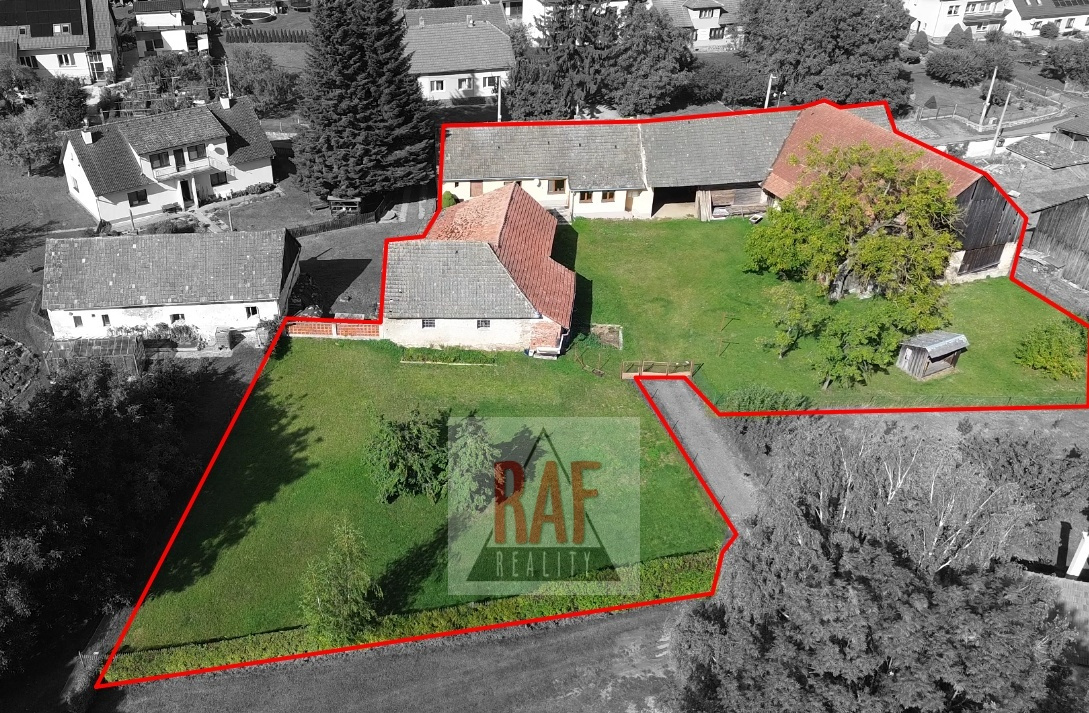 Prodej - zemědělská usedlost, stodoly, pozemky - Moravec