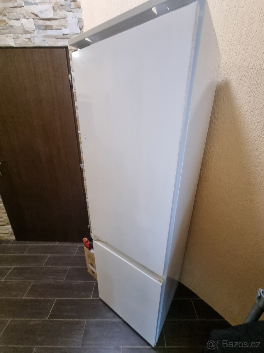 Darují za odvoz  vestavnou ledničku Whirpool