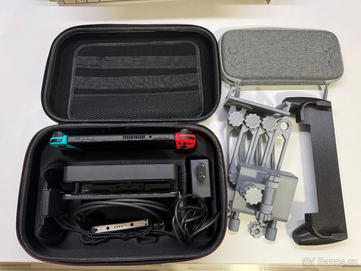 Nintendo Switch OLED 64GB s příslušenstvím a pouzdry