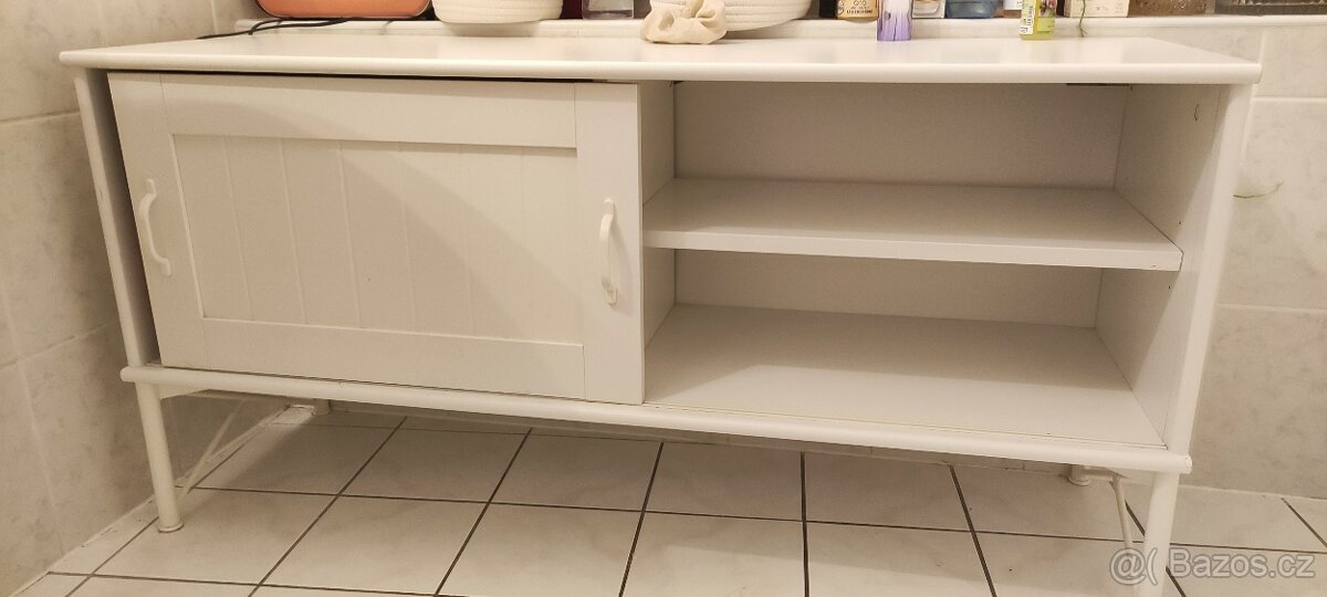 Skříňka pod televizi