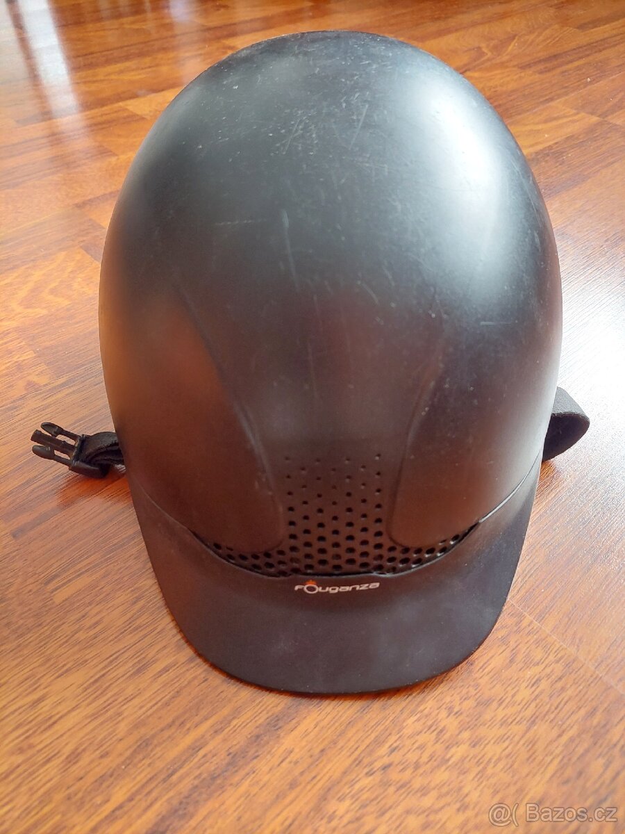 Jezdecká helma