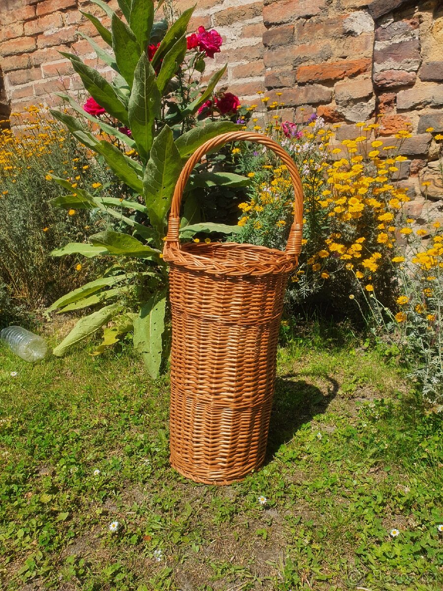 Proutěný koš. Ideální na slunečníky do předsíně