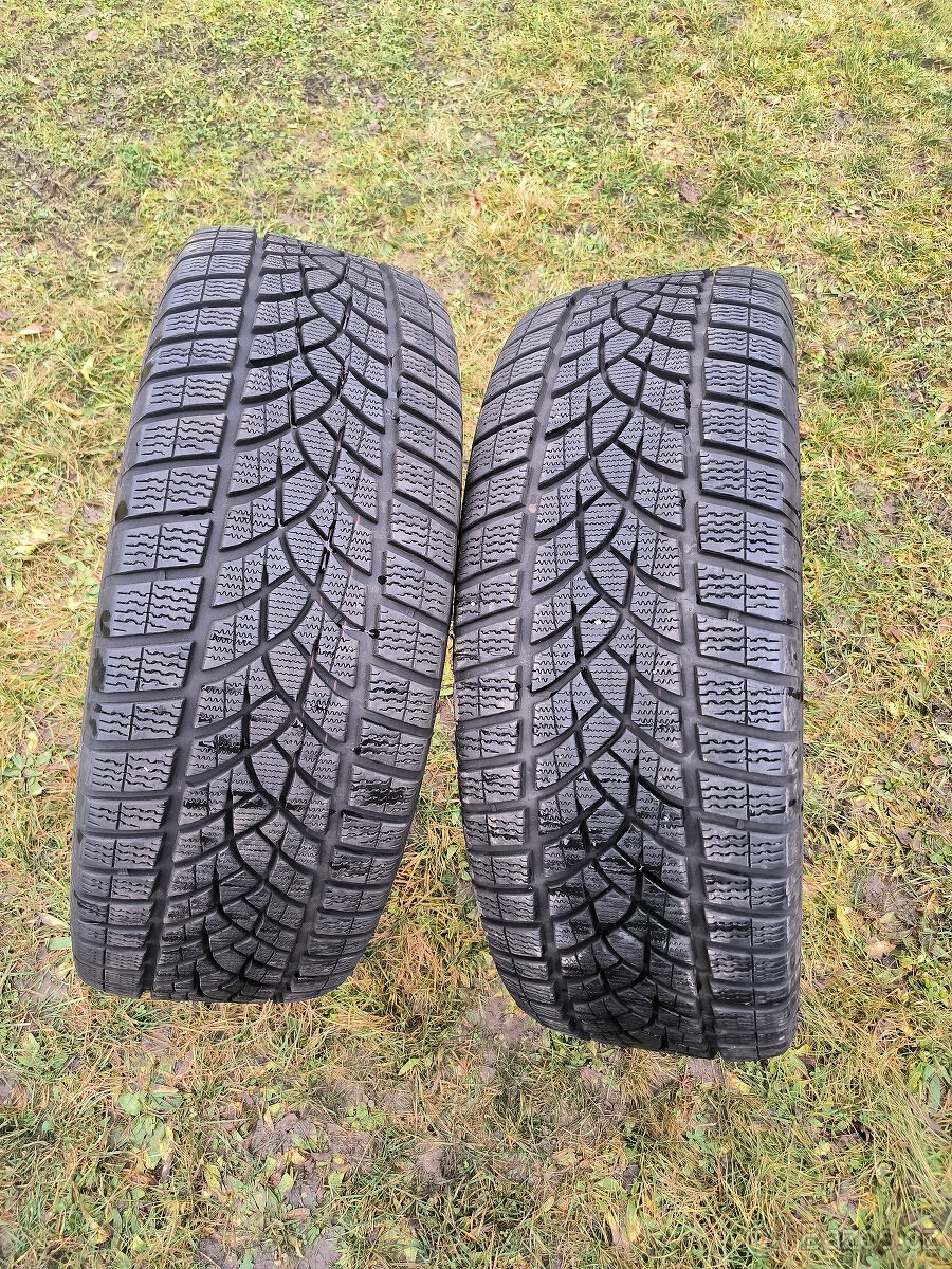2 zimní pneu 235/55/19 GOODYEAR vz. 90%