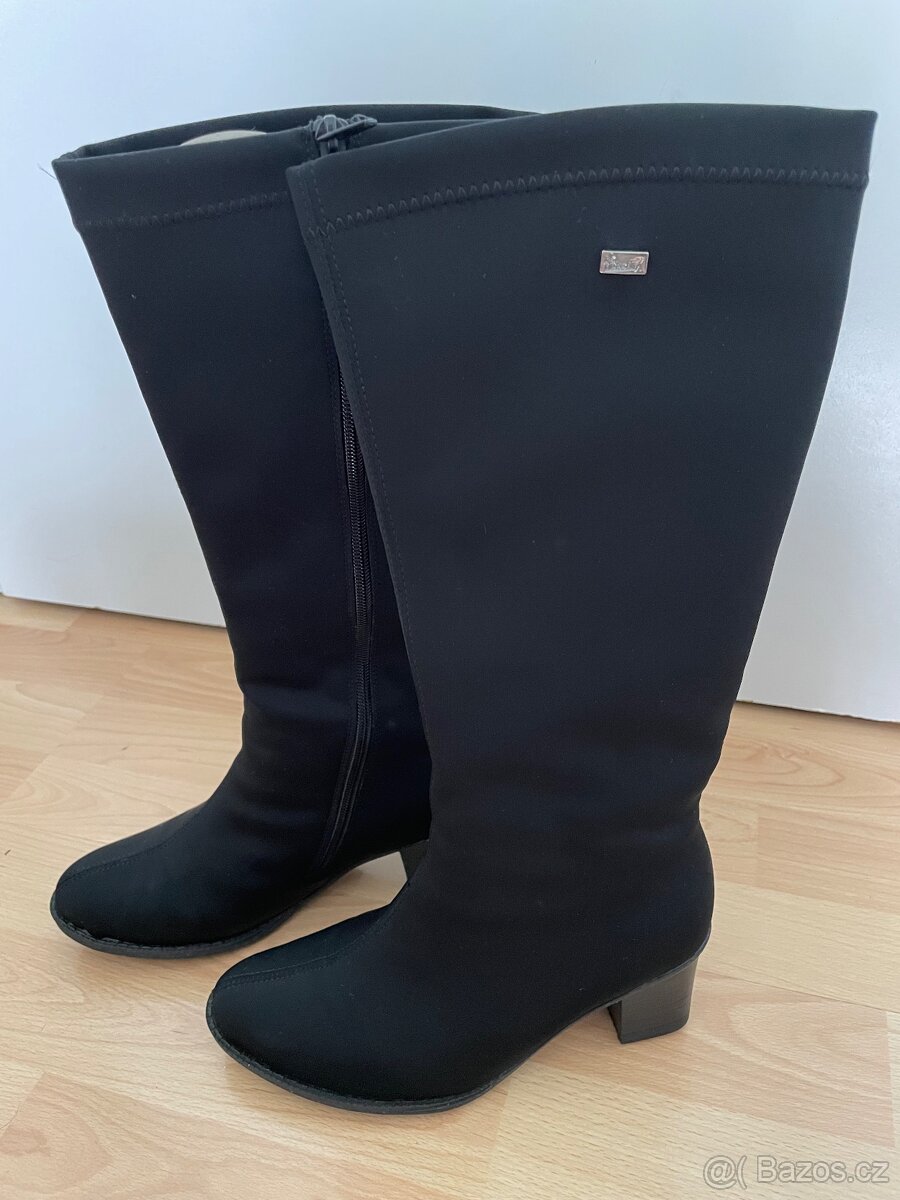 Dámské černé kozačky pod kolena