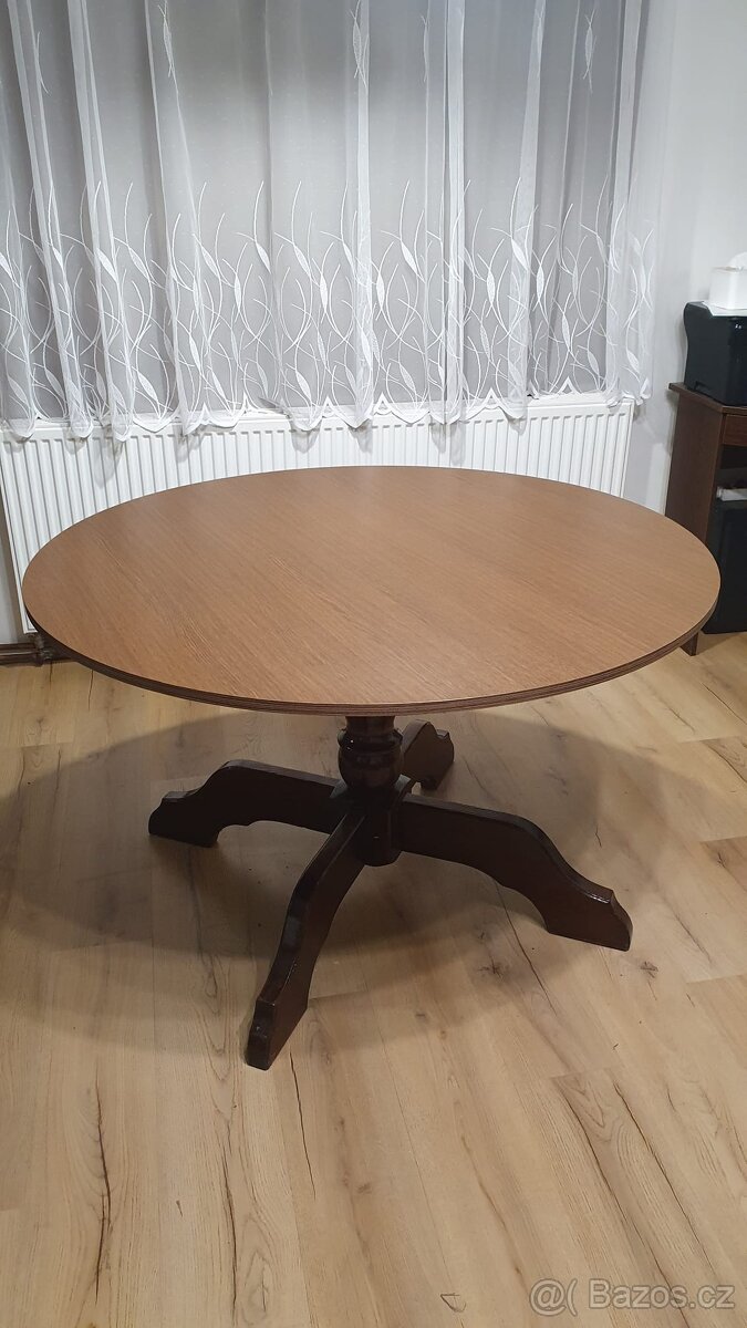 Prodám kulatý jídelní stůl