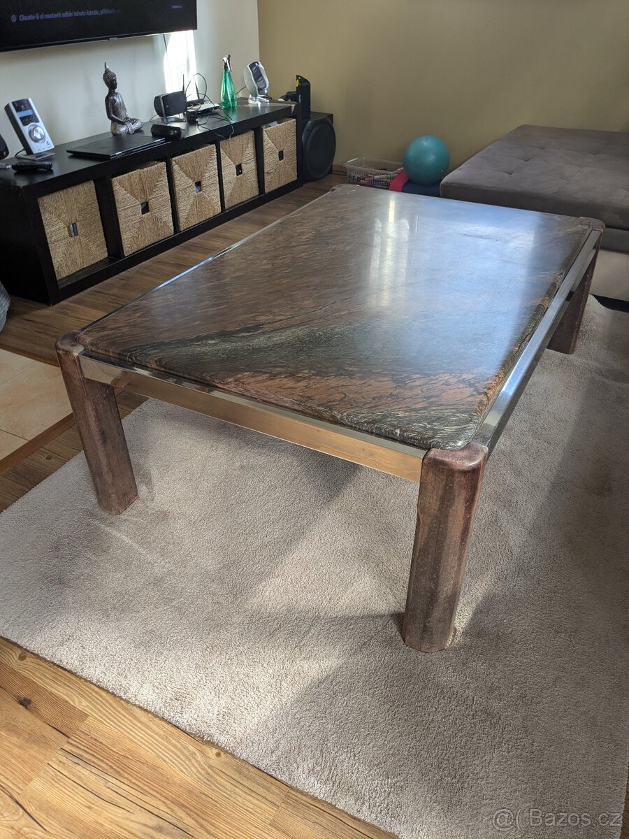 Mramorový stůl