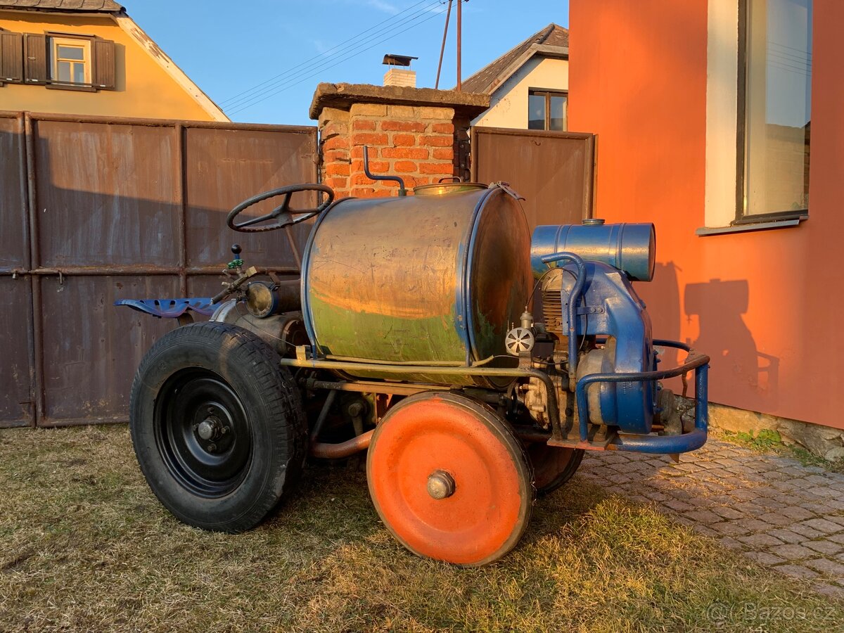 Historický samohybný postřikovač Sigma Autofenomen 1949