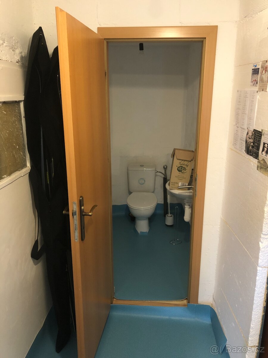 Dveře 60 se zárubněmi, vč. kování
