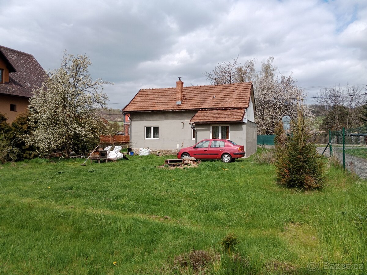 Prodám chalupu s pěknou zahrádkou.