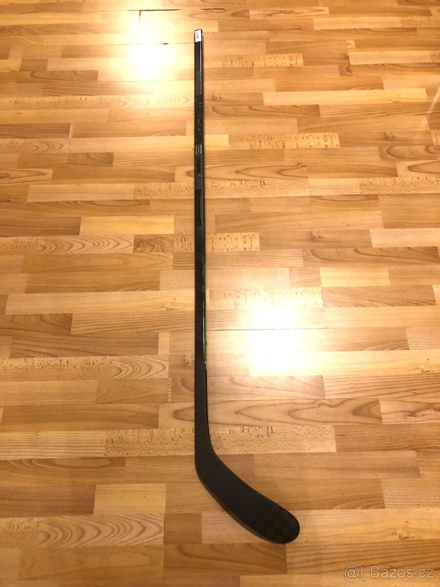 Hůl CCM Ribcor Trigger 6, flex 80, pravá 28