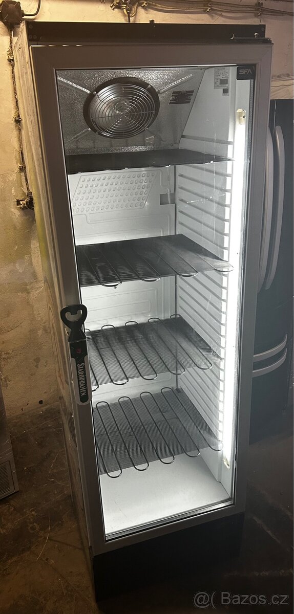 Prosklená chladicí vitrína 180cm a++