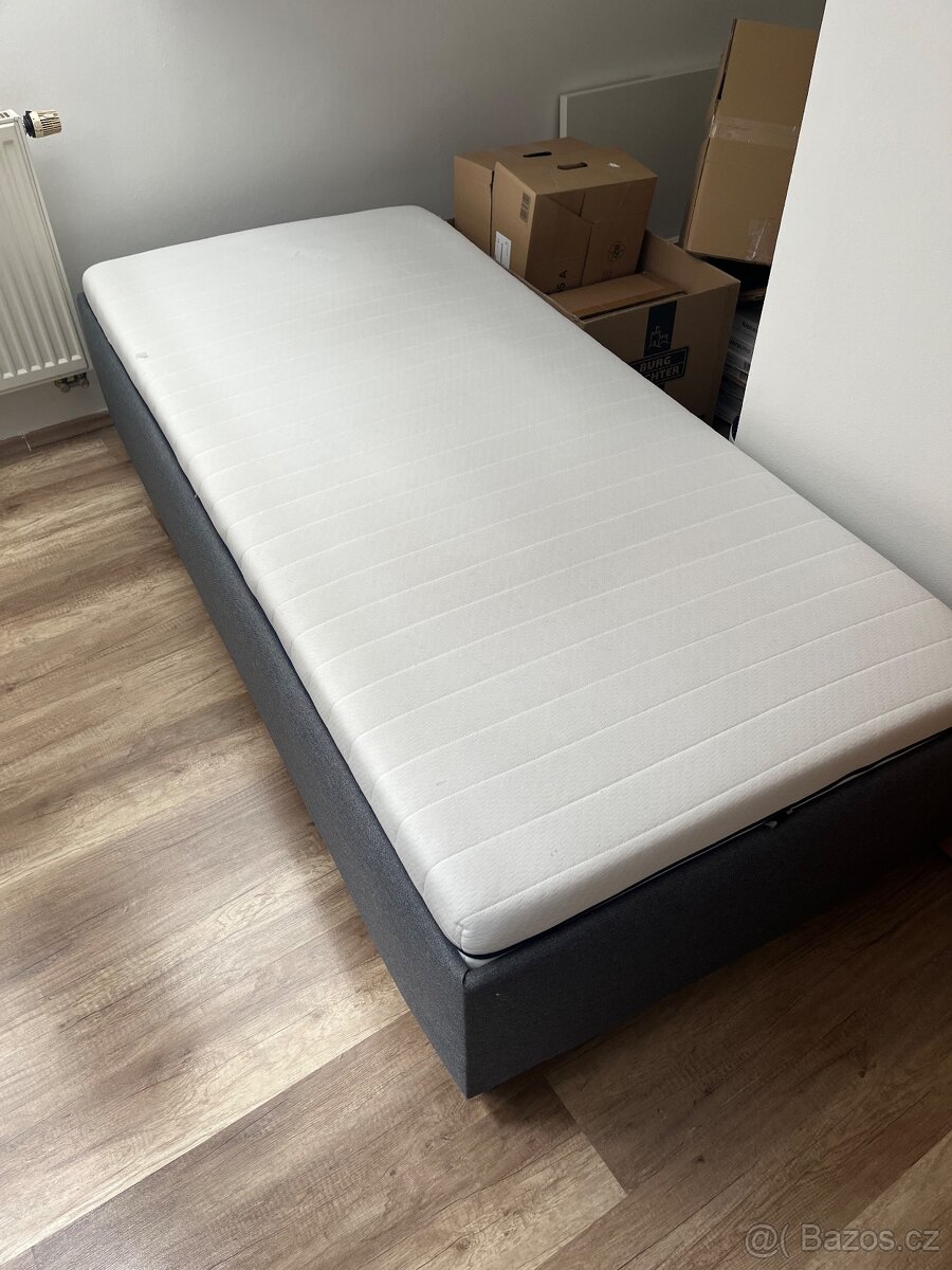 Postel s úložným prostorem