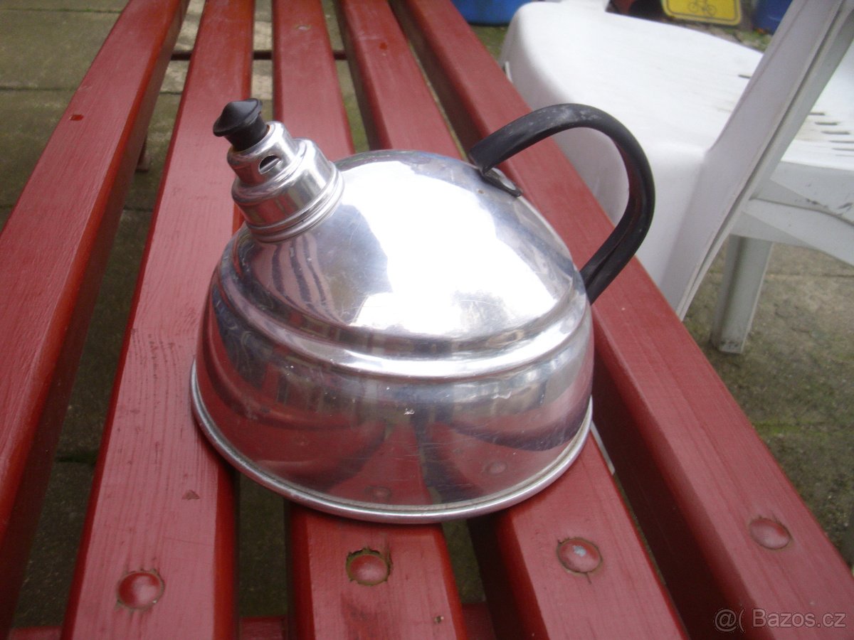 Retro konvička na kávu nebo čaj.