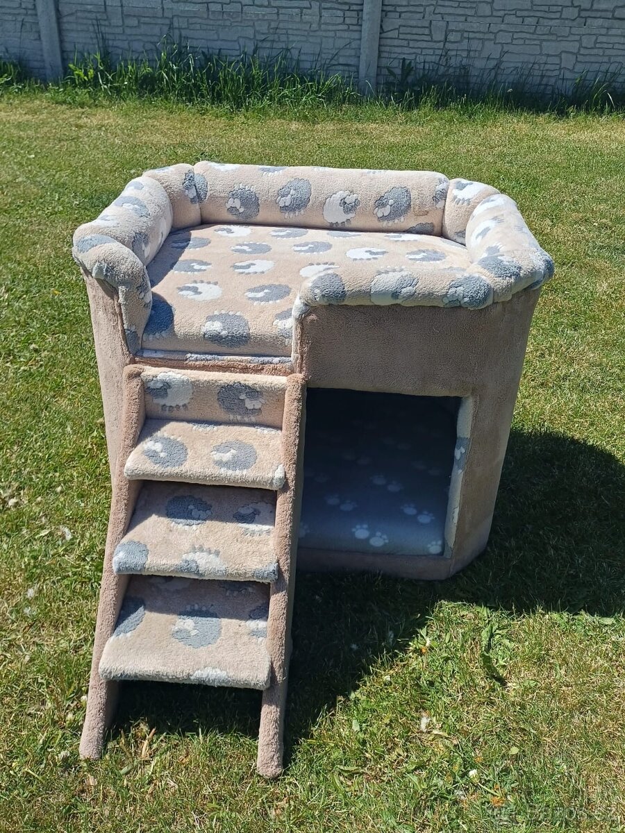 Bouda pro psa se schody, dvě patra do interiéru