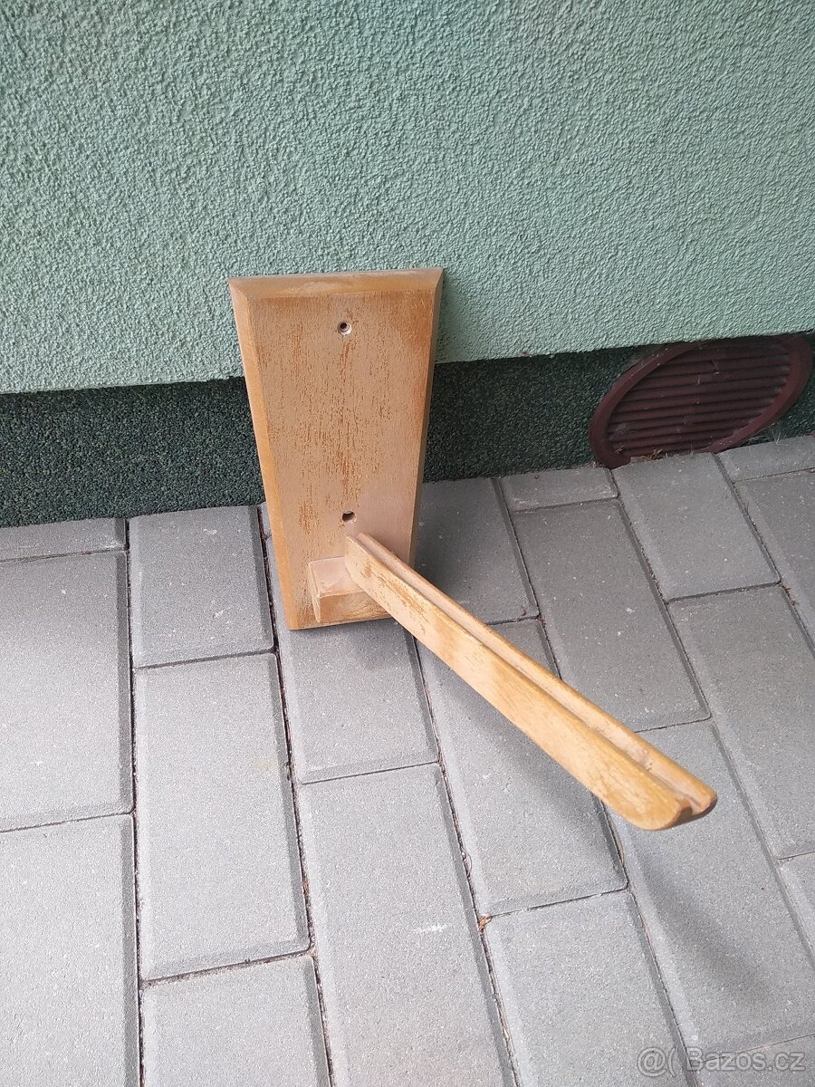 dřevěný držák na starou lampu