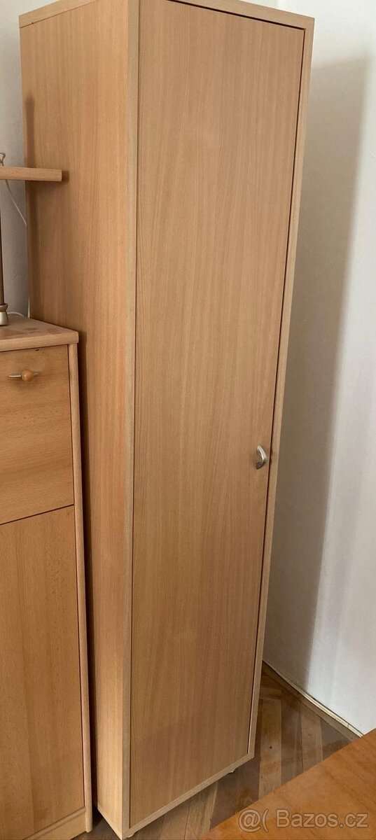 Sada tří skříněk, uvnitř police