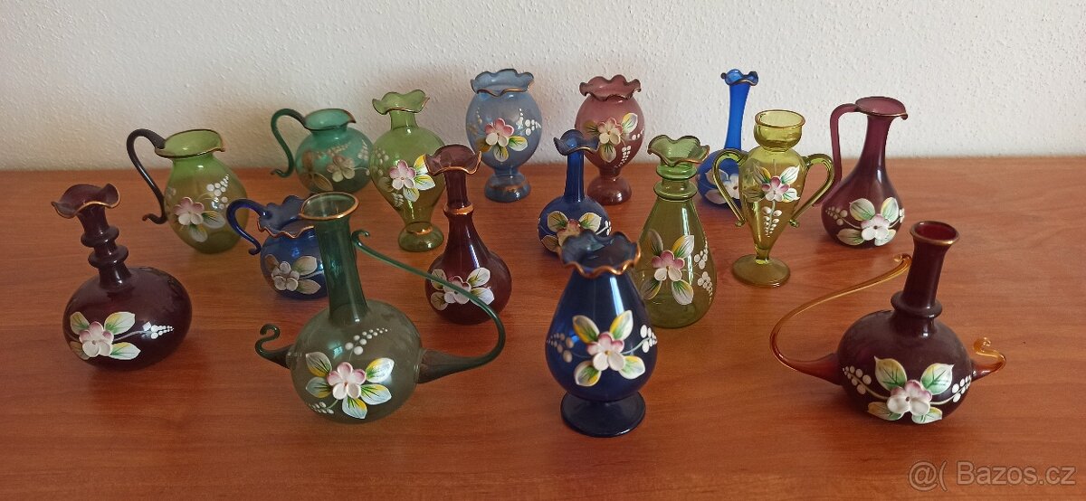 Miniaturní ručně malované vázičky /16 kusů/.Miniaturní ručně