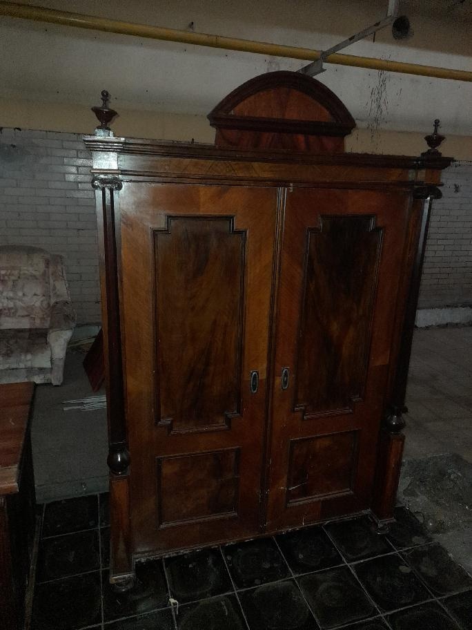 Starožitná skříň