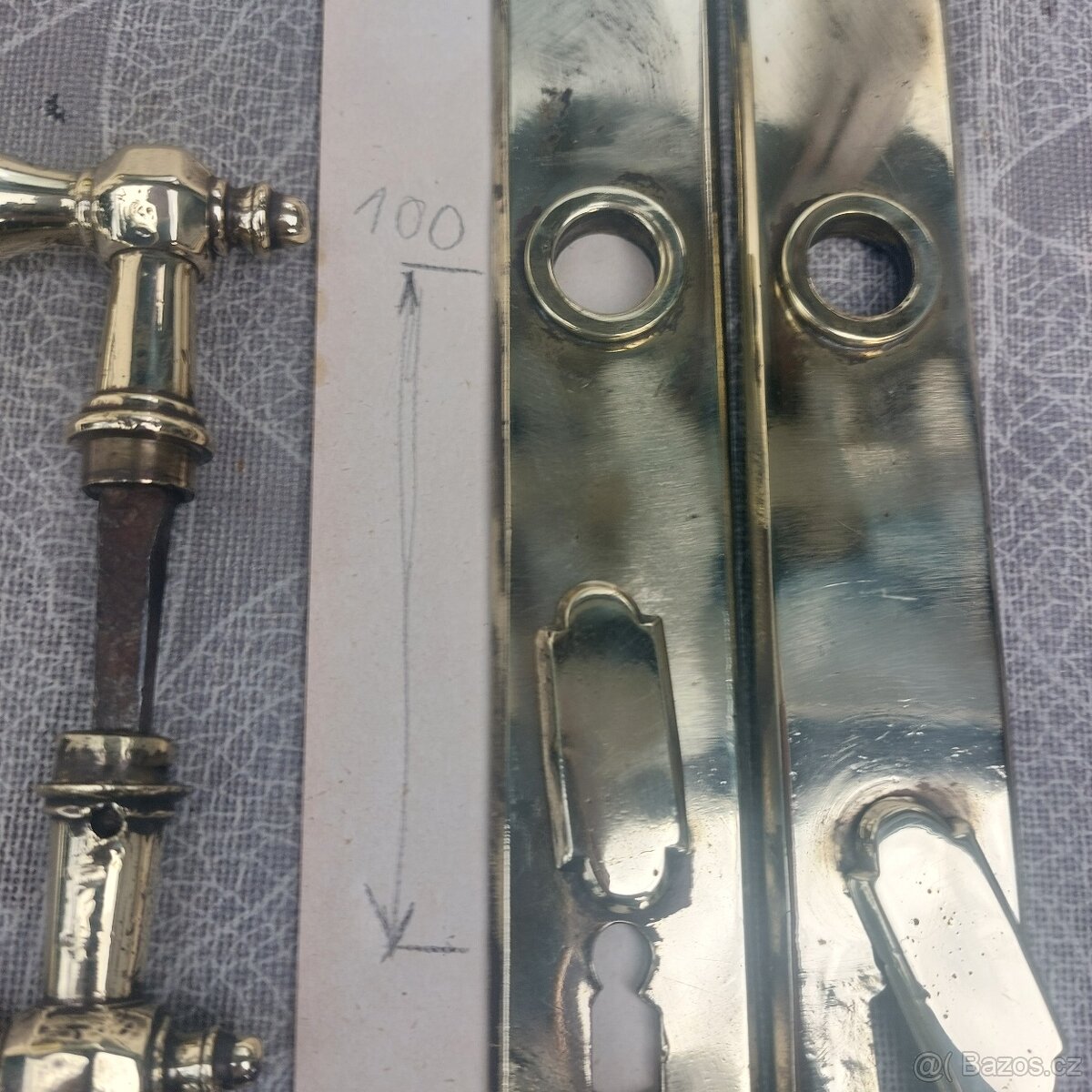 Staré mosazné kliky a štítky.