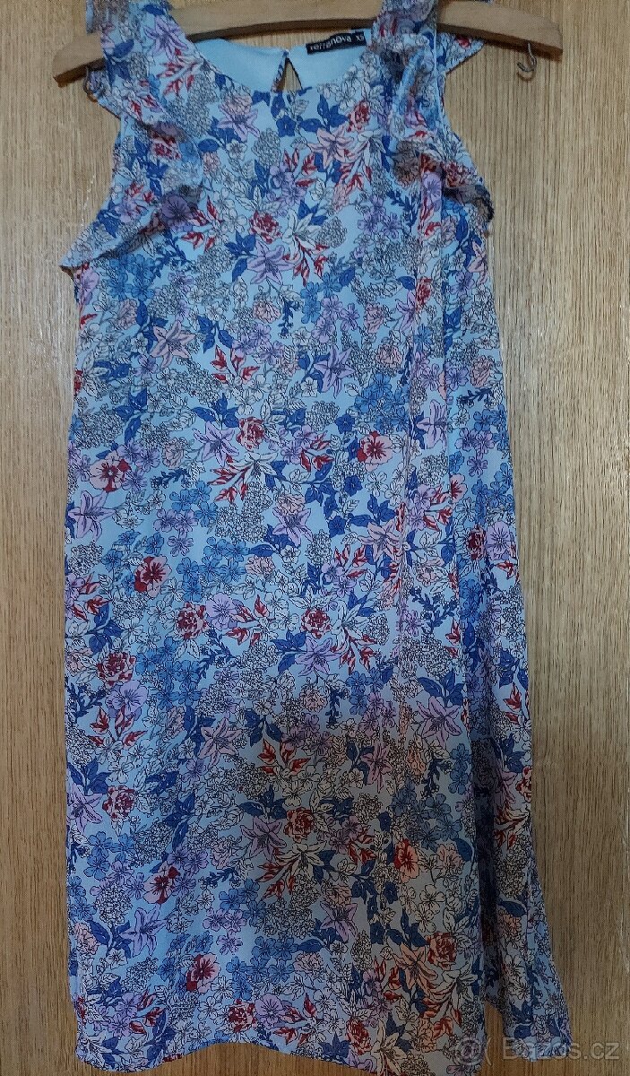 Mladistvé letní šaty.