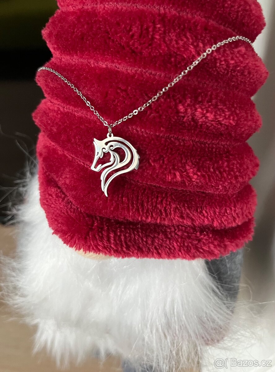 Krásný náhrdelník s vlkem, chirurgická ocel, sleva.