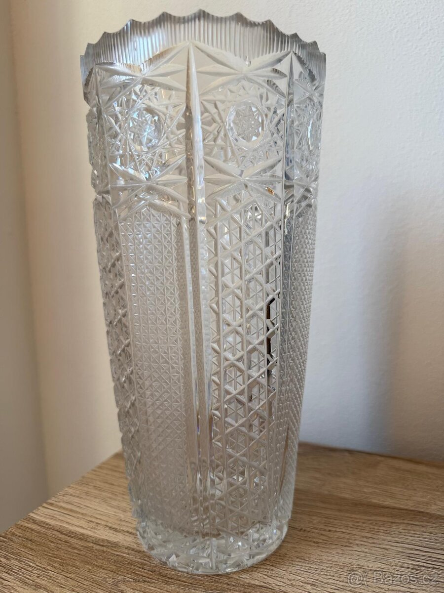 Stará broušená čirá váza